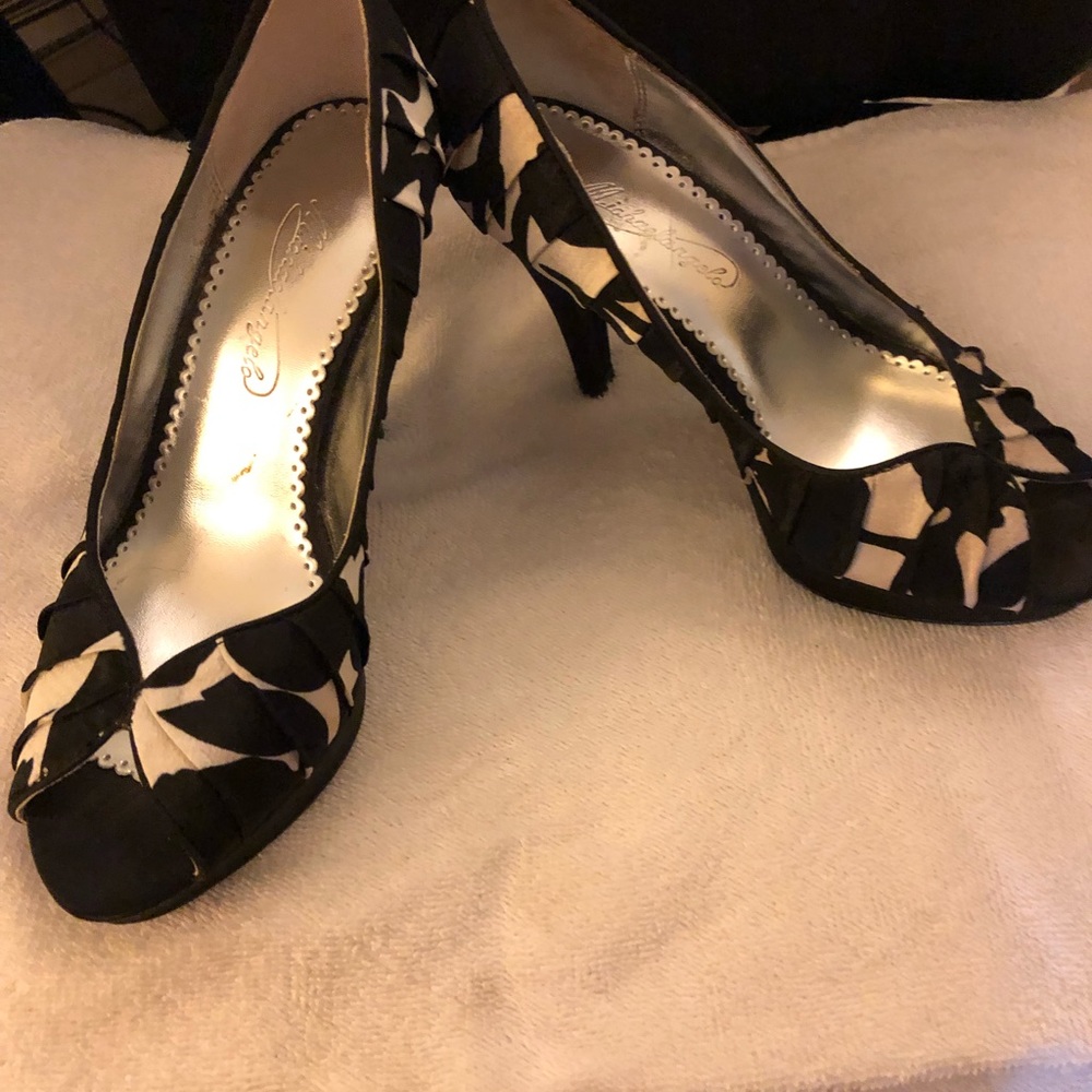 Stunning black and white heels.